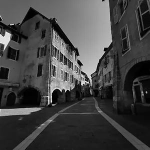 https://au-coeur-de-la-vieille-ville.hotels-rhonealpes.com